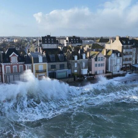 Vagues débordant la digue de Saint-Malo et inondant des maisons